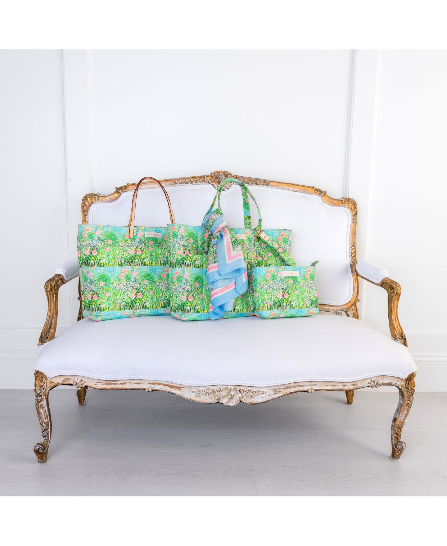Женская сумка EVELYN & KATE Floral Quilted Pouch, цвет: Розовый зелёный — фото 4