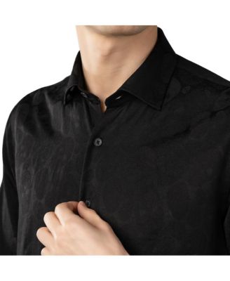 Черное на черной рубашке с черепами