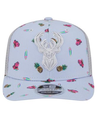 Мужская светло-голубая/серая шляпа Milwaukee Bucks Adventure Aloha с рисунком 9SEVENTY на эластичной застежке от New Era