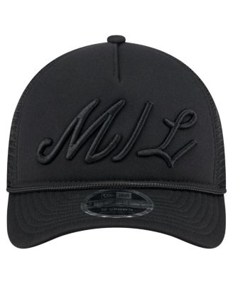 Мужская черная кепка дальнобойщика New Era Milwaukee Brewers City Initial 940 с регулируемой оправой и М-образной головкой.