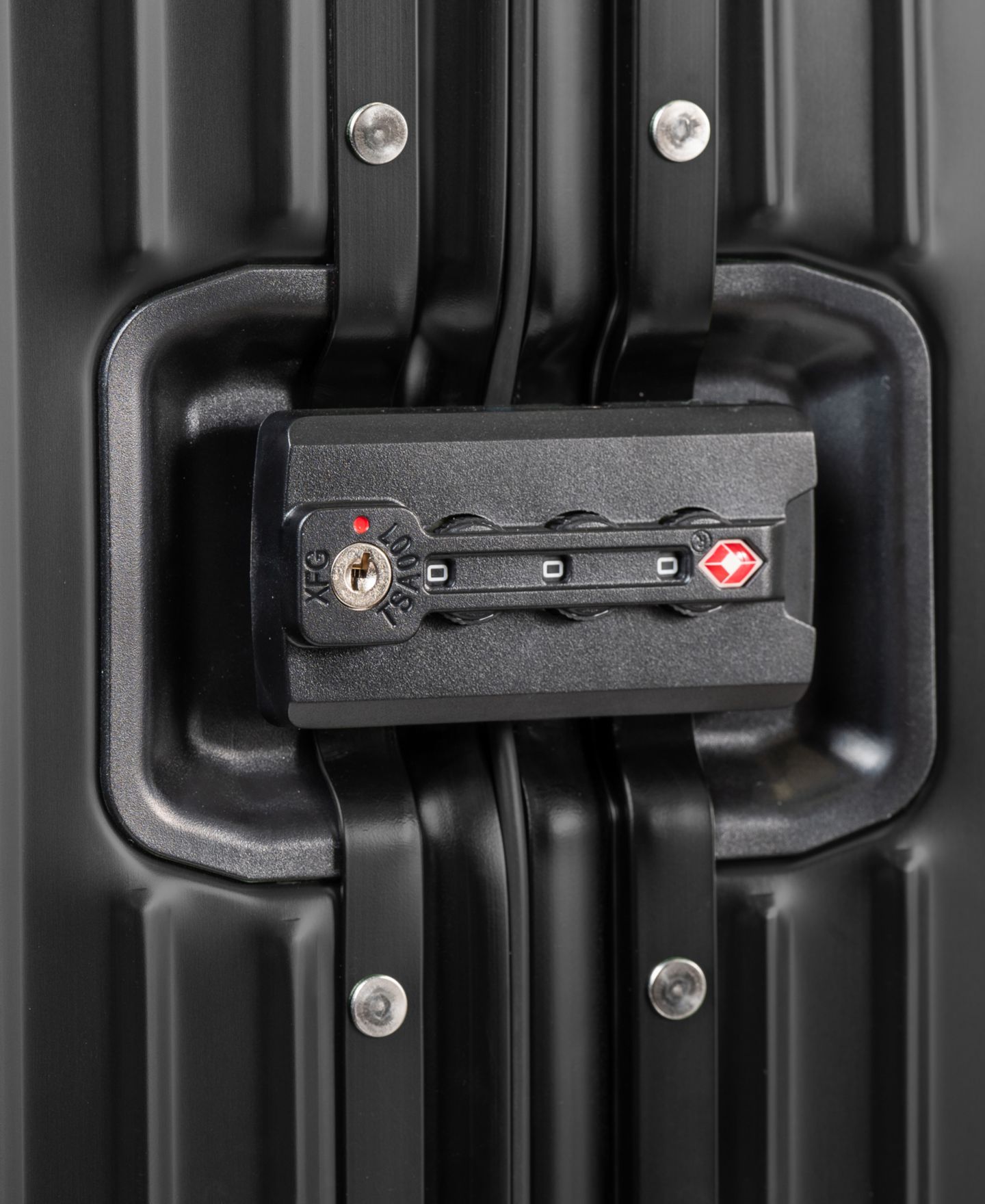 Чемодан CHAMPS 31" Elite Hardside Check-in Luggage, цвет: Чёрный — фото 5