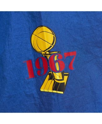 Мужская и женская куртка-ветровка Mitchell & Ness Royal Philadelphia 76ers Hardwood Classics Team OG 3.0 Anorak на полупрозрачной молнии