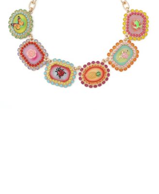 Ожерелье-нагрудник из искусственного камня на заднем дворе Бетси Джонсон