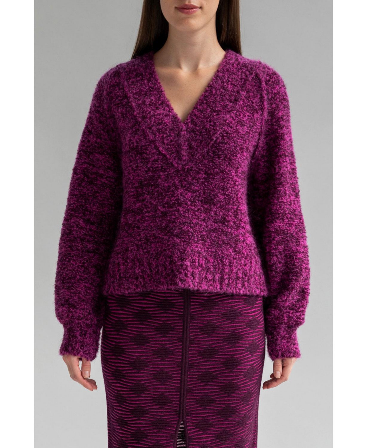 Women's V-Neck Tonal Boucle Sweater - Fuschia aubergine