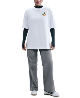 Nike - Women's Oversized Short-Sleeve Graphic T-Shirt