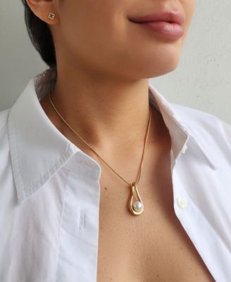 Hanging Cultivated Pearl Pendant Necklace