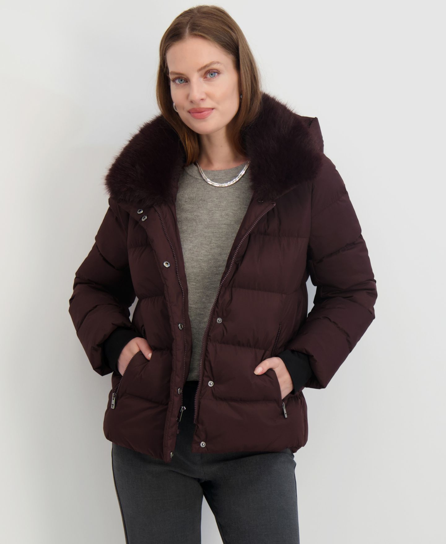 Женская куртка Tahari Faux-Fur-Collar Hooded Puffer, цвет: Мерло — фото 4