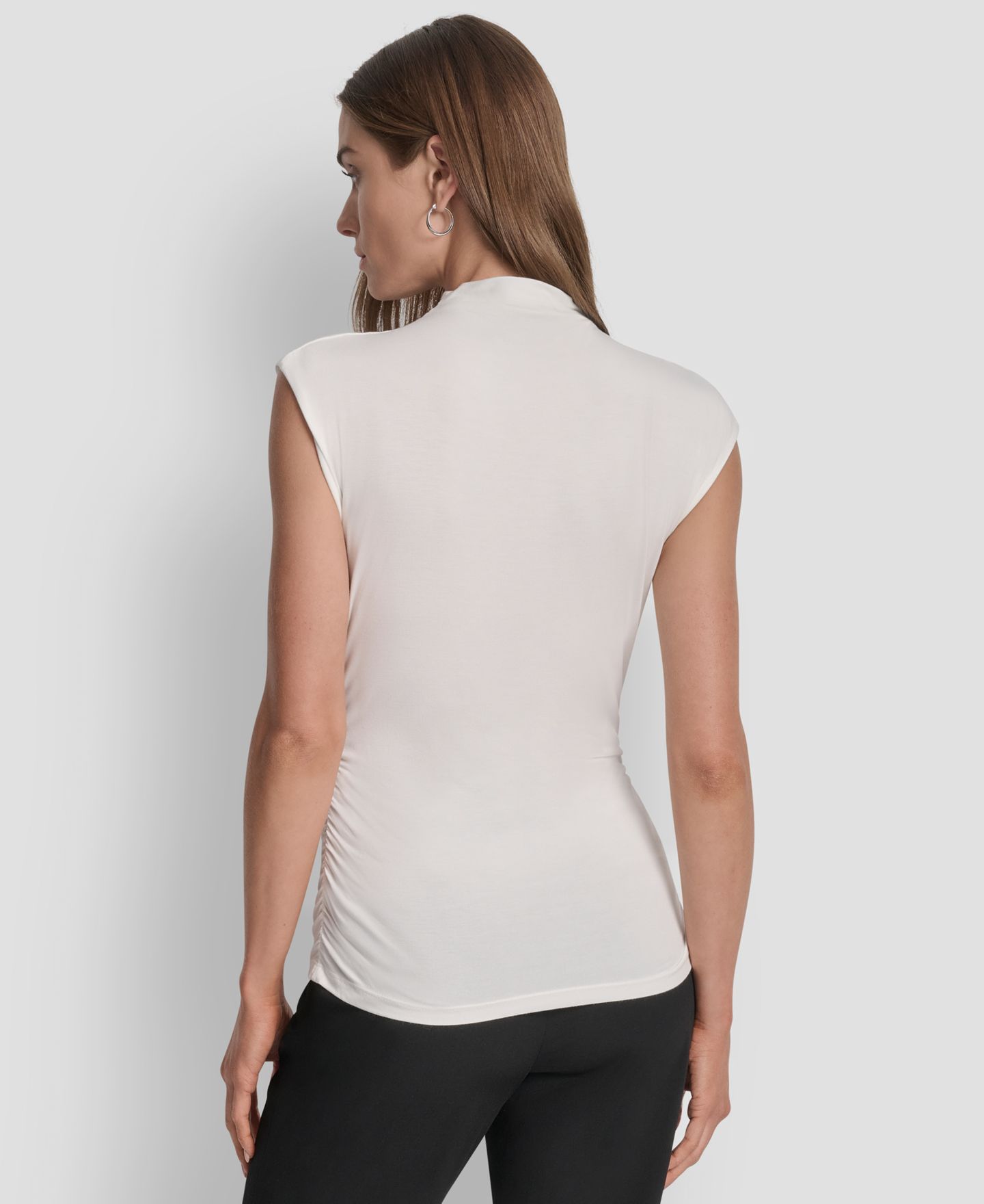Женский топ DKNY Petite Mock-Neck Sleeveless Side-ruched Knit, цвет: Слоновая кость — фото 2