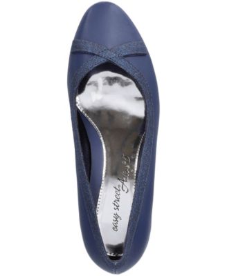 Women's Kata Round-Toe Slip-On Pumps