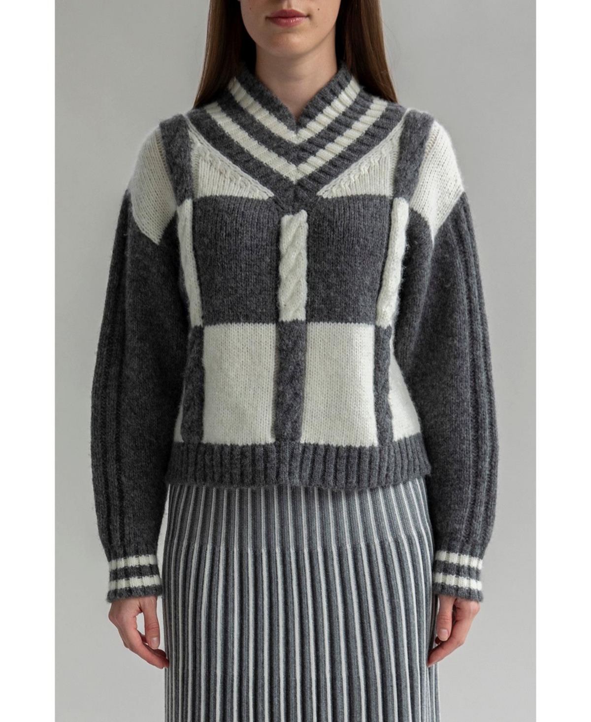Women's Checkered V-Neck Sweater - Grey ivory