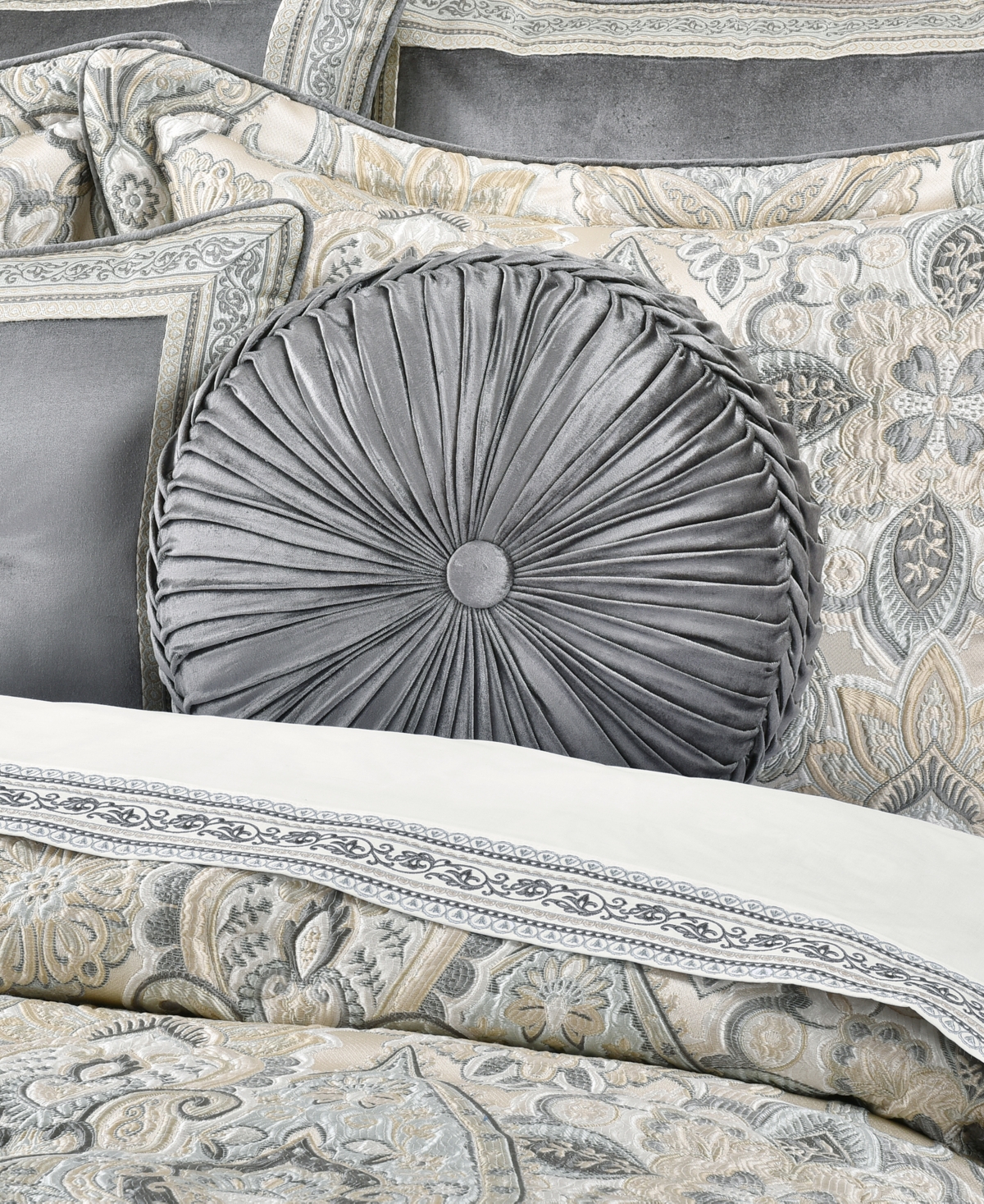 J Queen New York Annabelle Tufted Round Decorative Pillow, 15" X 15" In Silver