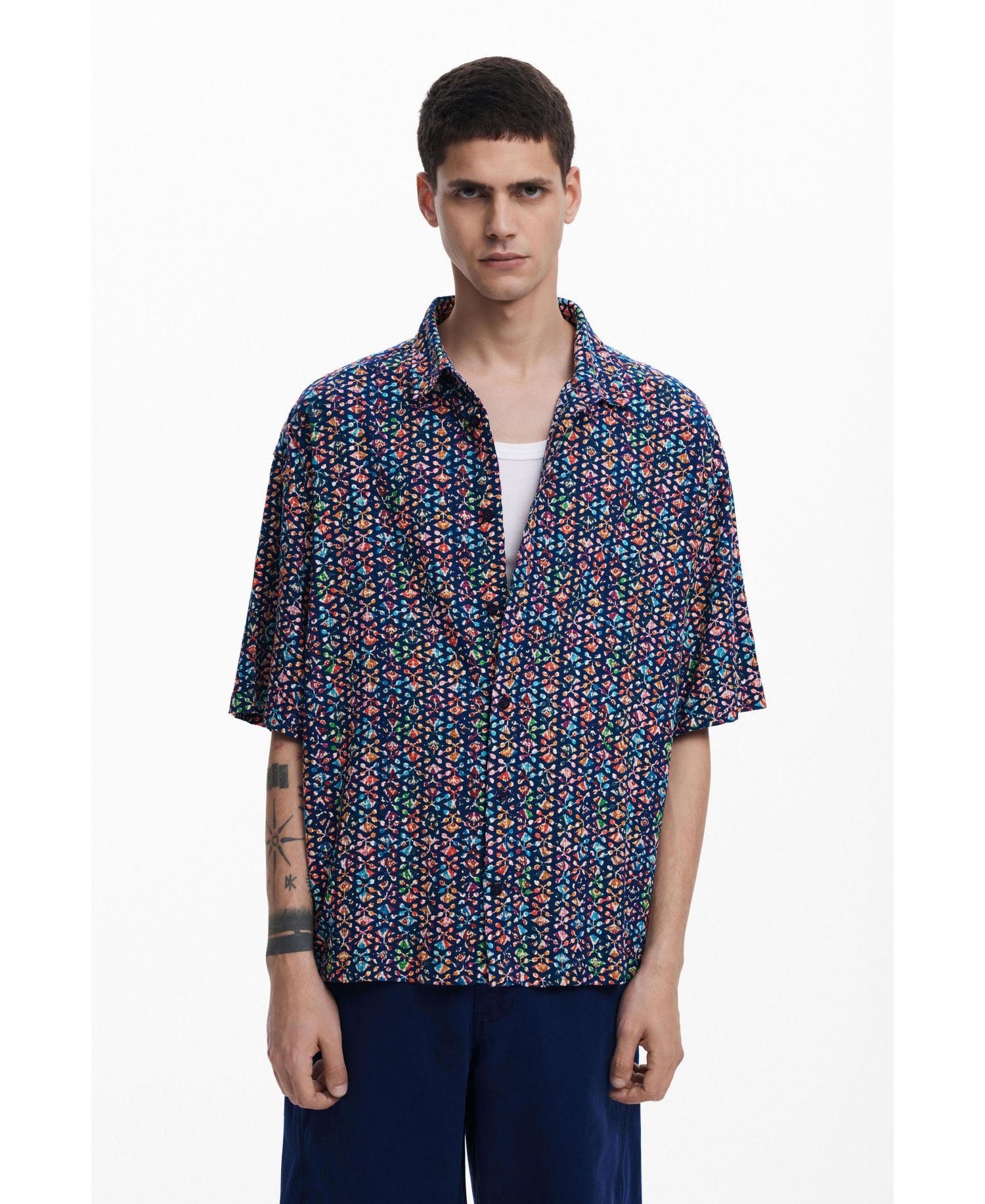 Men's Short-sleeve shirt with ethnic embroidery