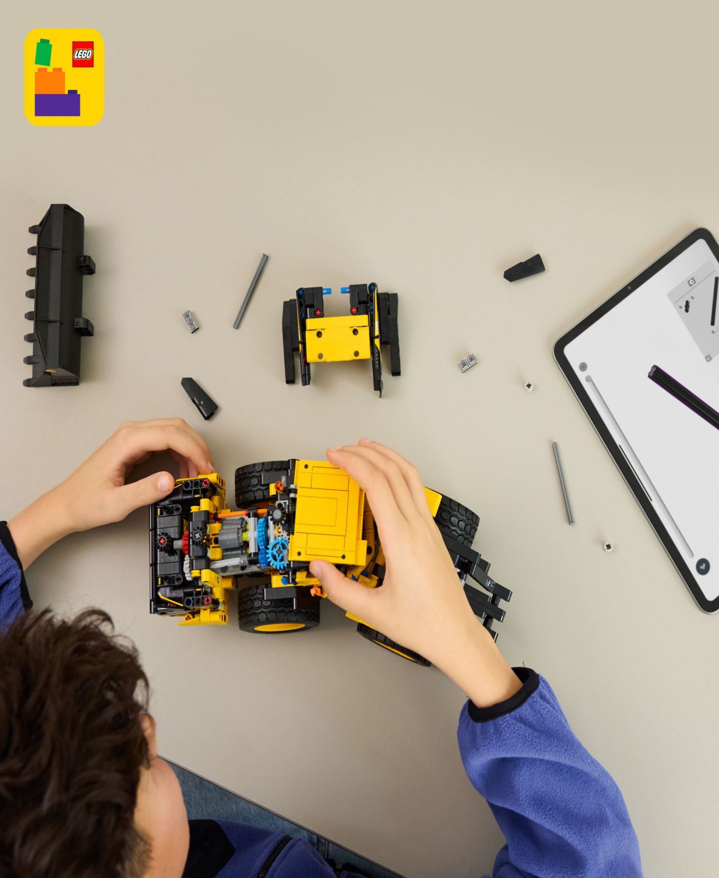 Детские конструкторы LEGO® Technic Volvo L120 Electric Wheel Loader 42209, 973 Pieces, цвет: Разноцветный — фото 7