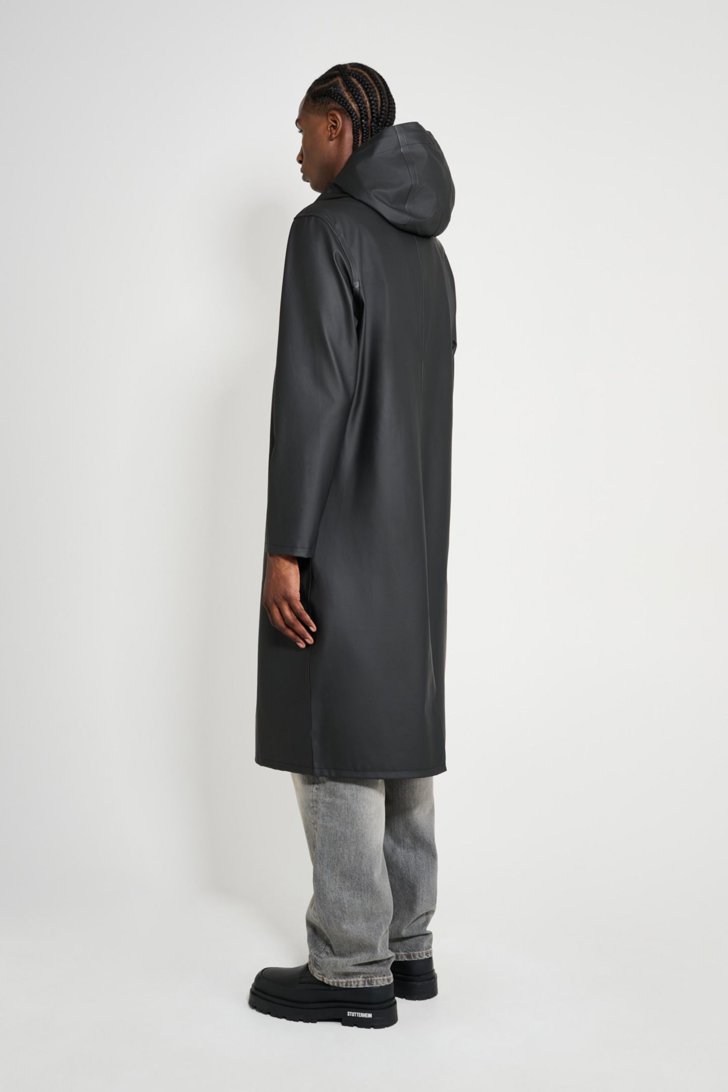 Женские куртки Stutterheim Stockholm Hooded Long Raincoat, цвет: Чёрный — фото 5