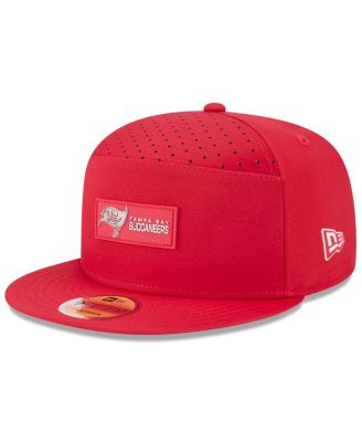 New Era - Men's Red Tampa Bay Buccaneers 2025 Sideline Split Panel 9FIFTY Snapback Hat