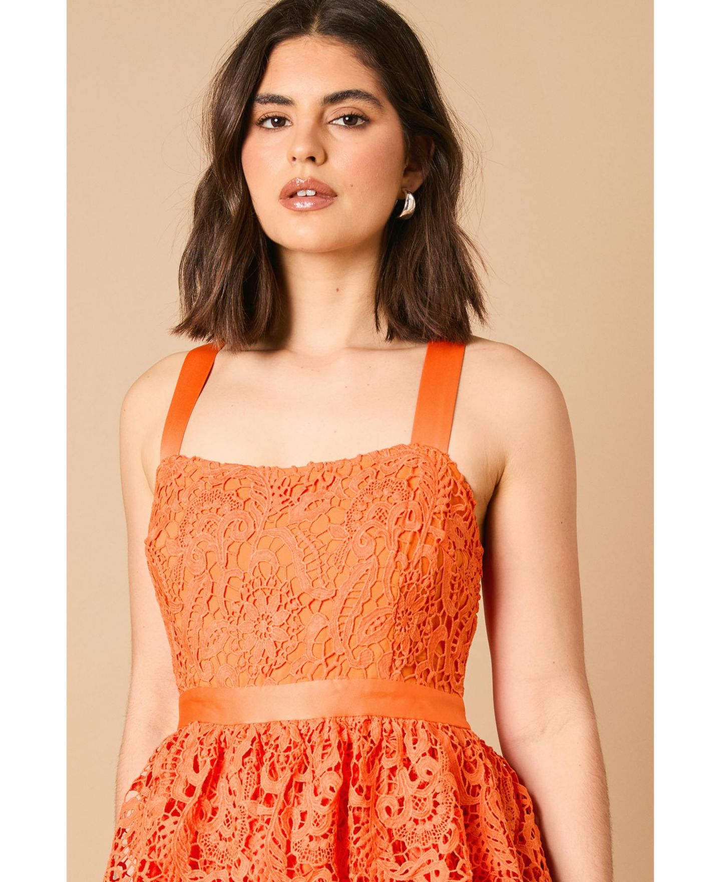 Женское платье Oasis Cross Strap Tiered Lace Midi, цвет: Оранжевый — фото 7