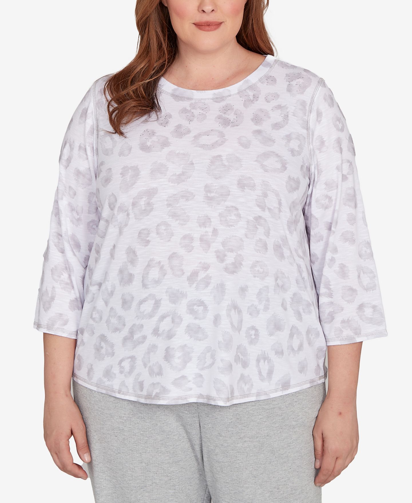 Женский топ Alfred Dunner Plus Size Casual Vibe Monotone Crew Neck Animal, цвет: Жемчужный — фото 1
