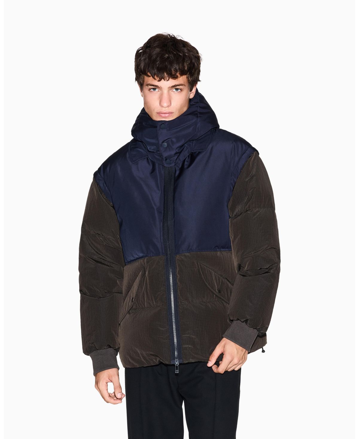 Мужская пуховая куртка с капюшоном из цветного блока