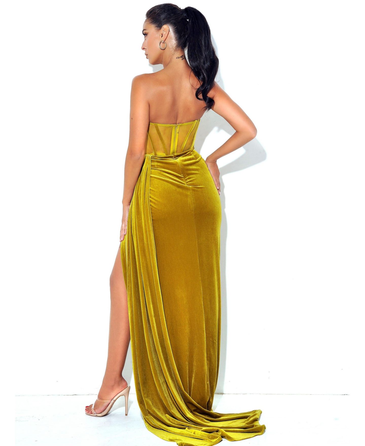 Женское платье Miss Circle Priya Gold Draping Corset High Slit Velvet Gown, цвет: Золотой — фото 9