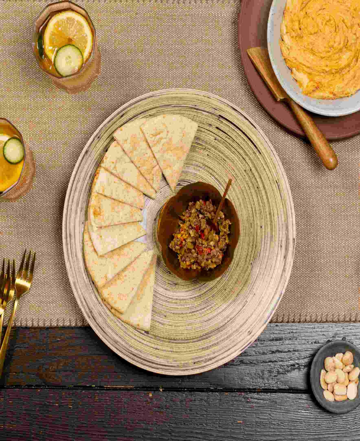Joyce Chen Lexa Collection 12" Footed Plate In Black