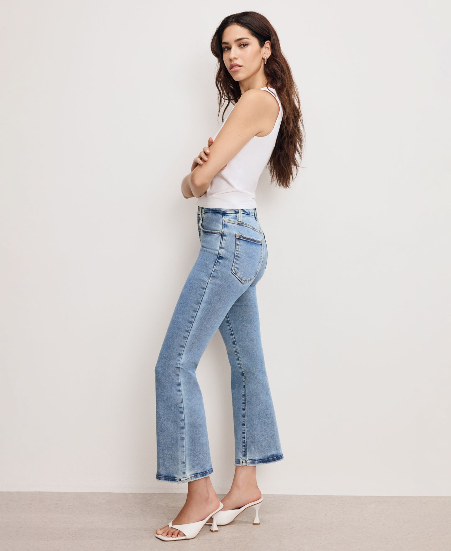 Женские джинсы Good American Good Legs Cropped Mini Boot Jeans, Regular & Plus Size, цвет: B670 — фото 5