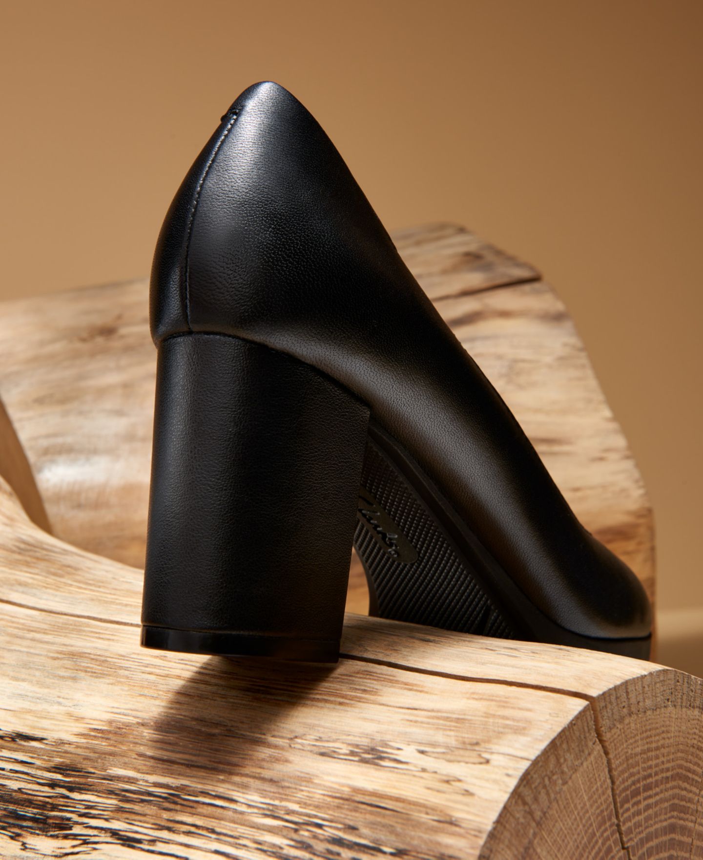 Женские туфли Clarks Bayla Skip Slip-On Platform Dress Pumps, цвет: Чёрный кожаный — фото 2