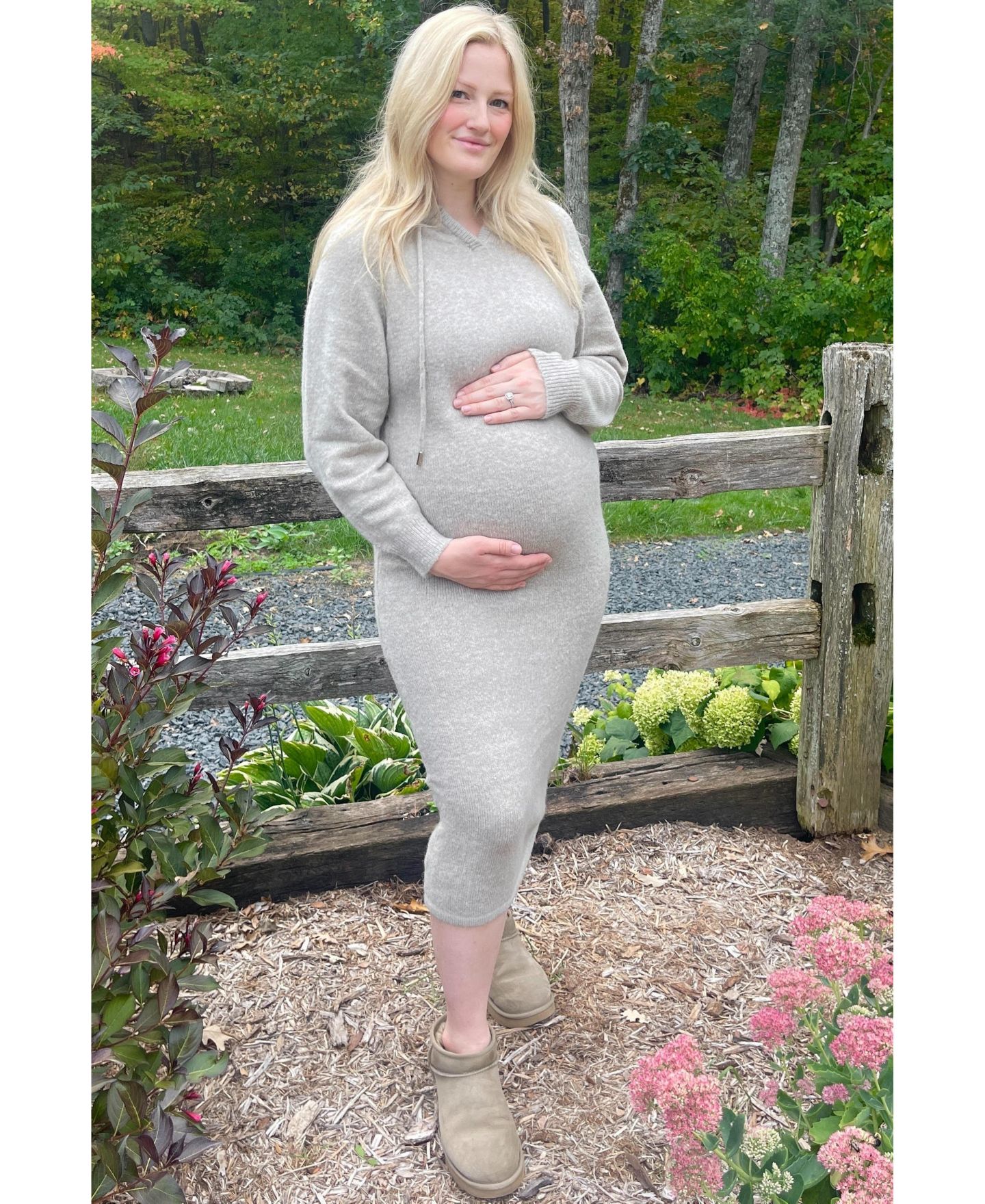 Женское платье Pinkblush Maternity Beige Hooded Sweater Midi, цвет: Бежевый — фото 10
