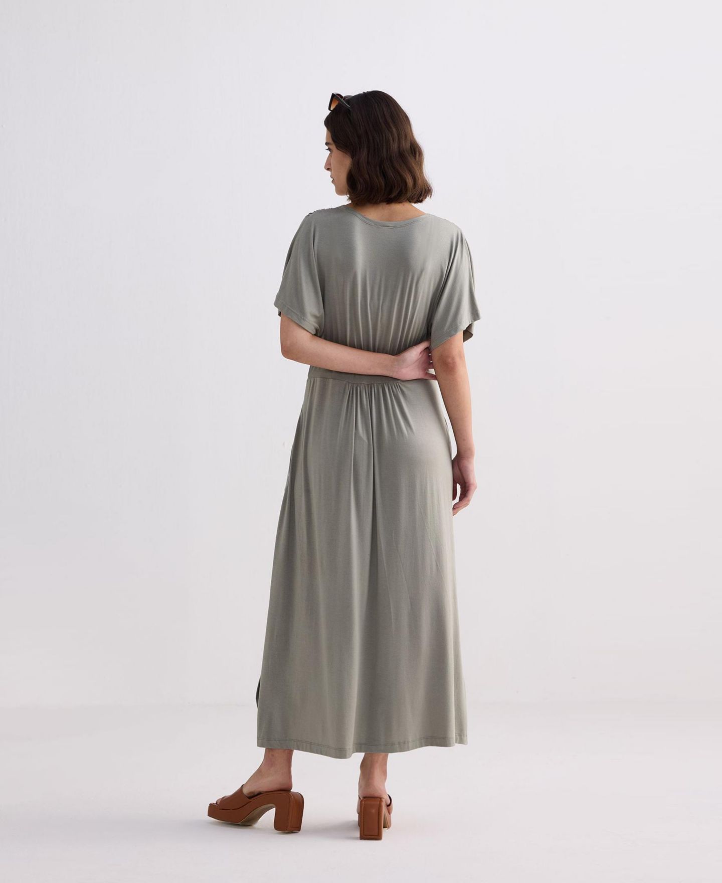 Женское платье Reistor FLowy A-Line Maxi Dress with Side Slits in Light Olive, цвет: Зелёный — фото 2