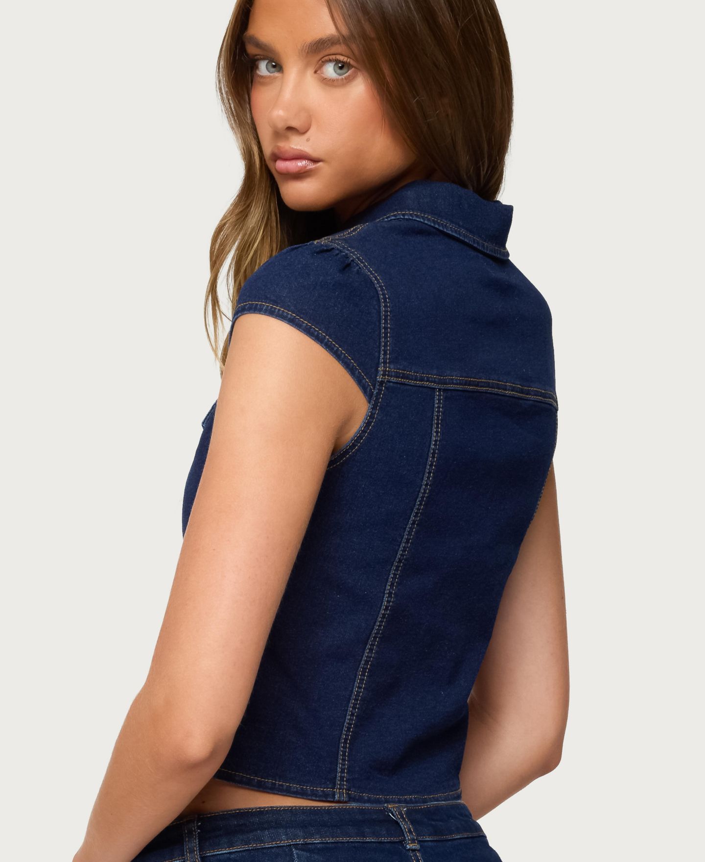 Женская рубашка Edikted Contrast Stitch Button Up Denim, цвет: Тёмный синий — фото 2