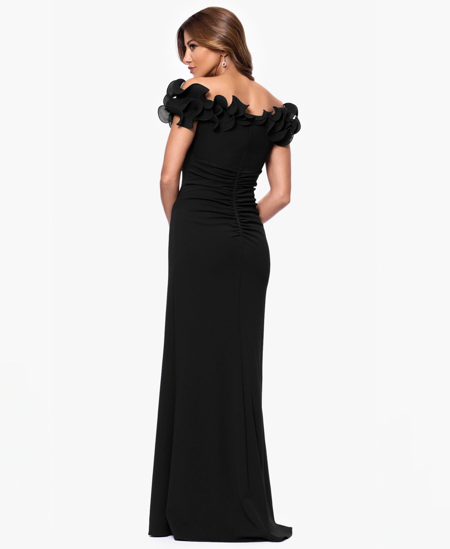 Женское платье XSCAPE Petite Ruffled-Off-The-Shoulder Crepe Gown, цвет: Чёрный — фото 3