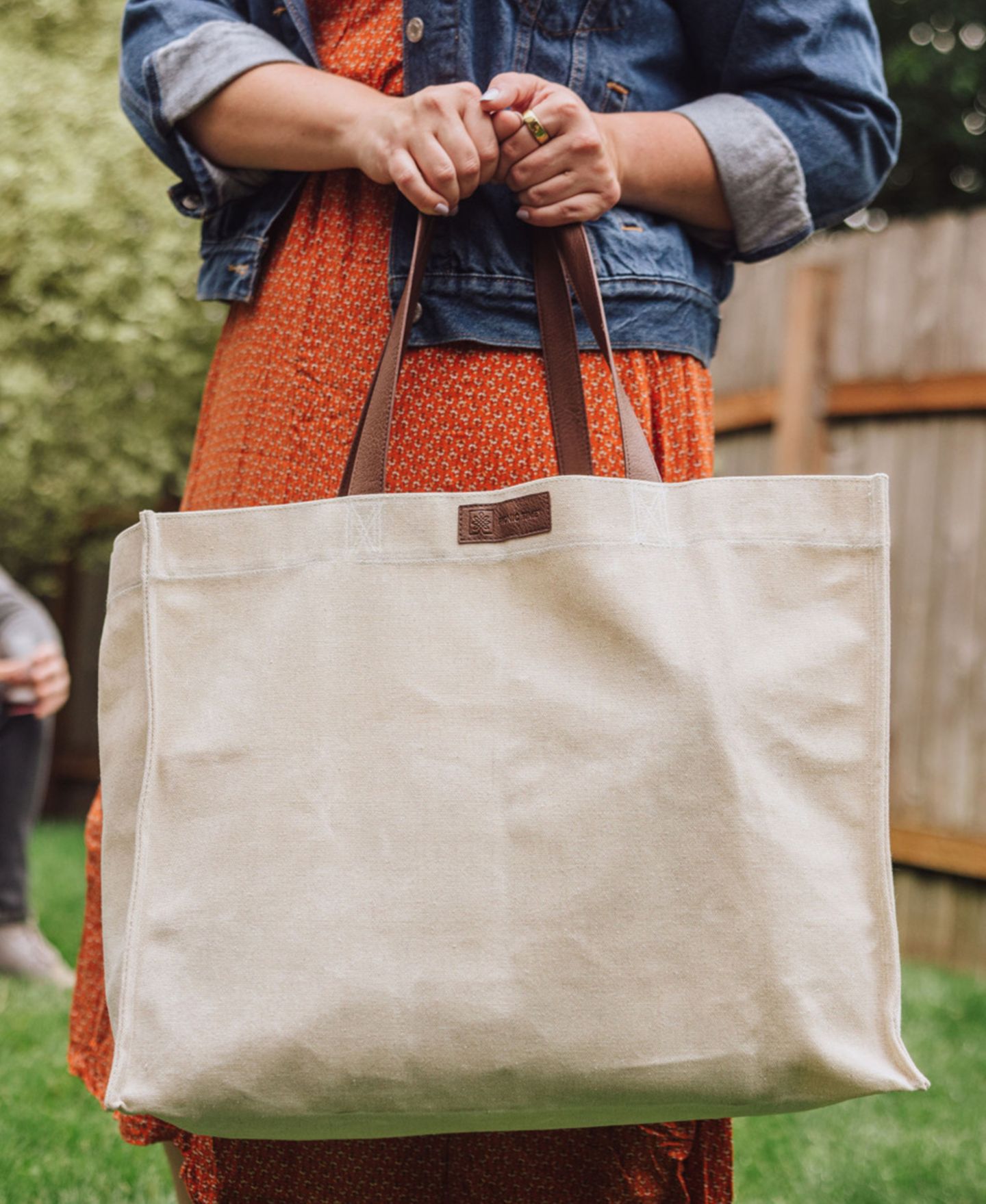 Сумка Oniva Market Waxed Canvas 14.75" Travel Tote, цвет: Бежевый — фото 7