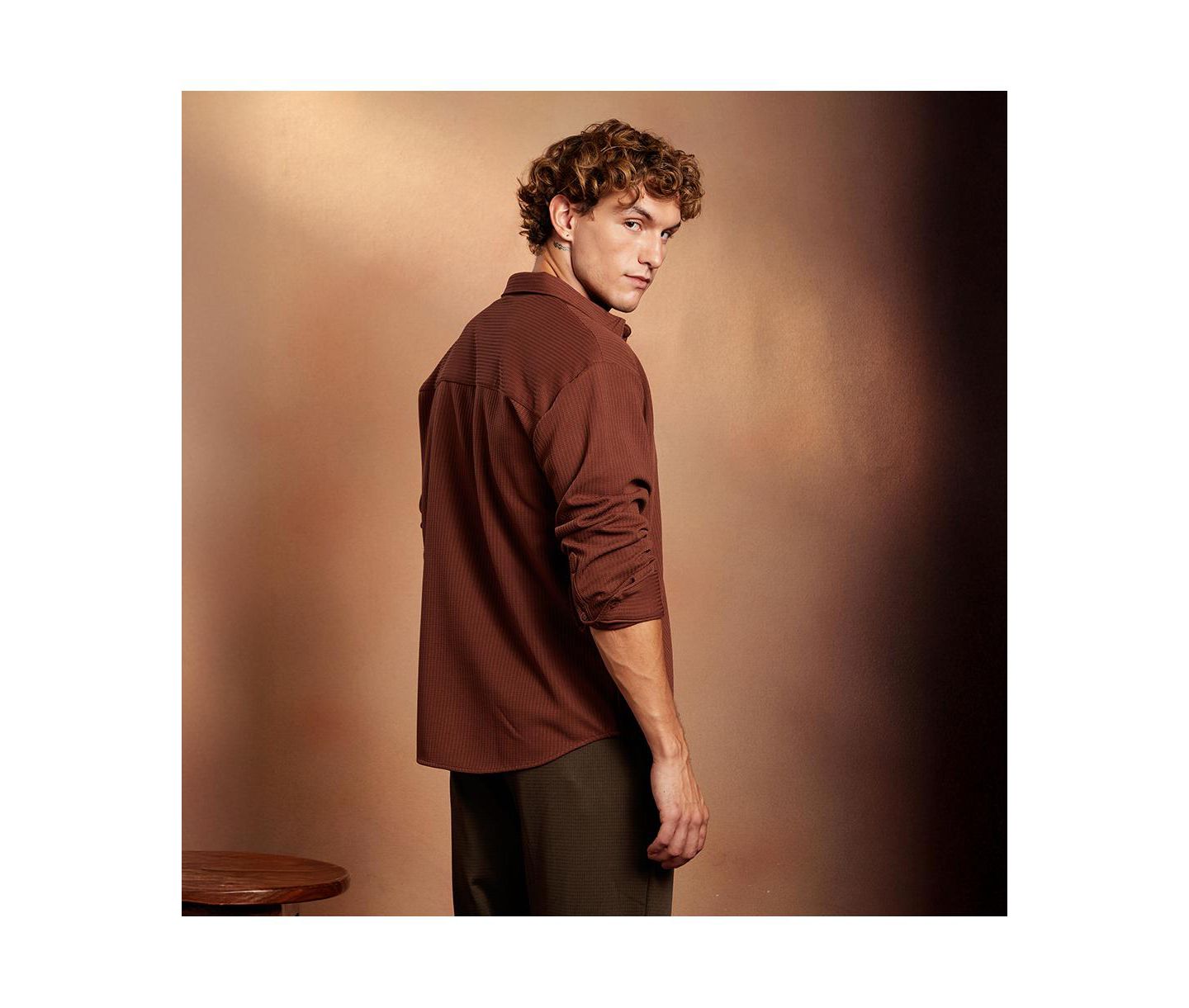 Мужская рубашка Cahoot Campus Sutra Chocolate Brown Block-Patch Oversized, цвет: Коричневый — фото 4