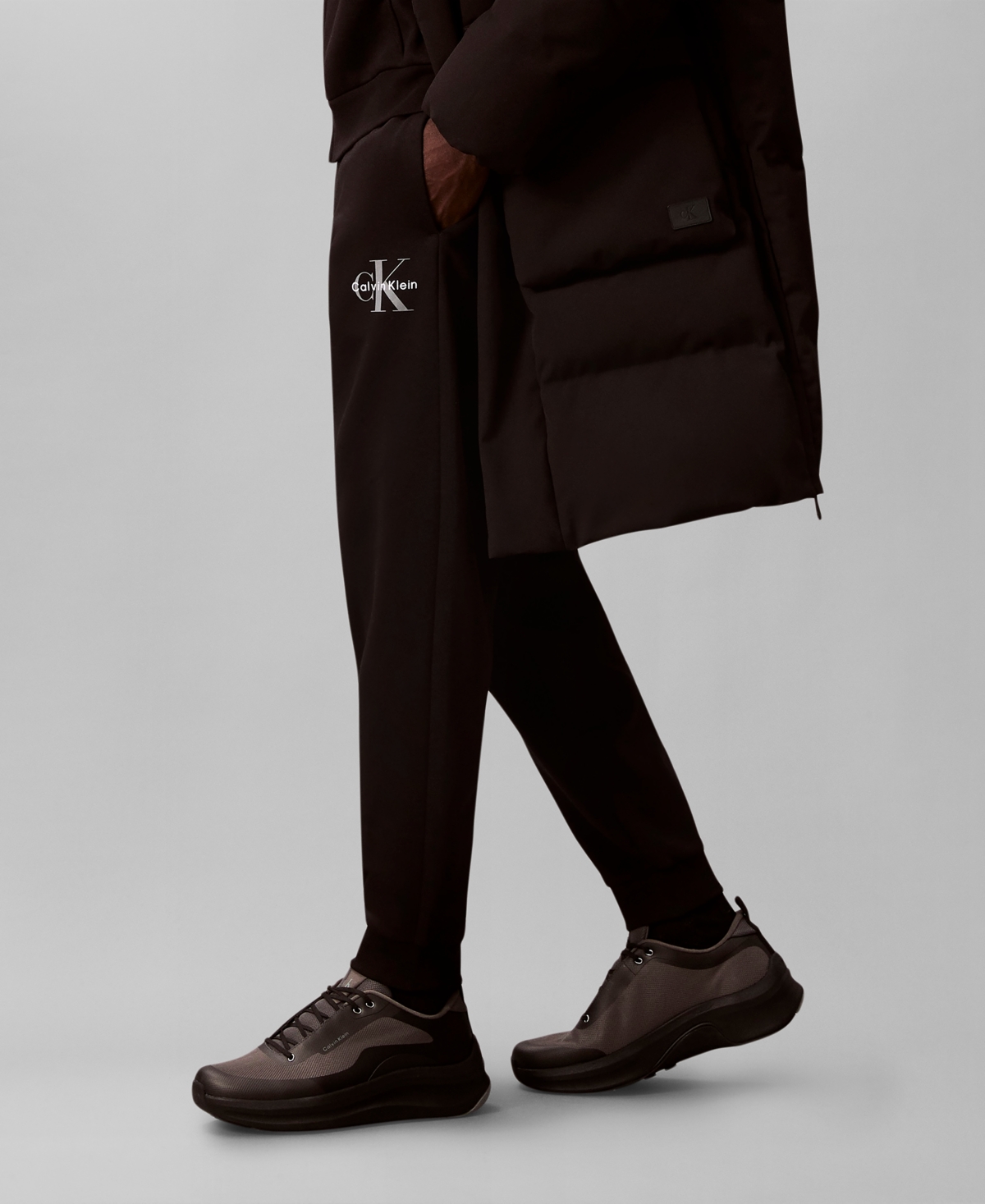 Calvin Klein Men's Monogram Logo Fleece Joggers In Black