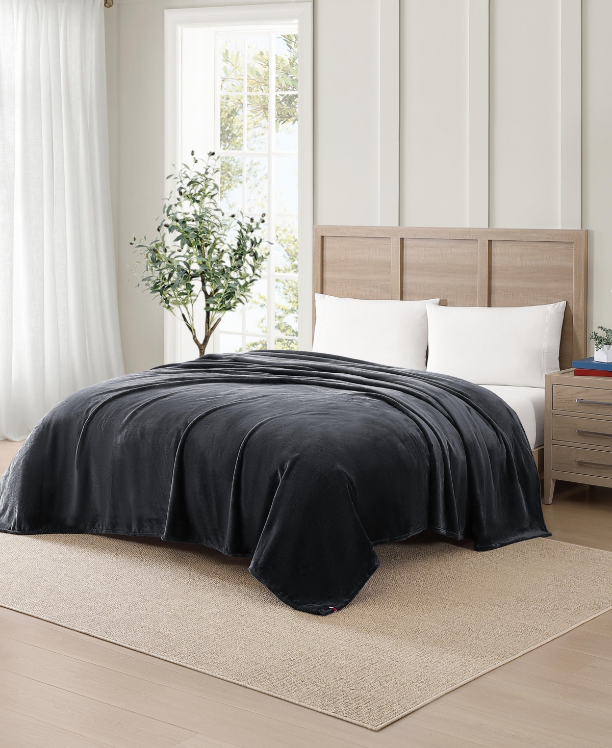 Tommy Hilfiger Solid Plush Blanket, Full/queen In Black