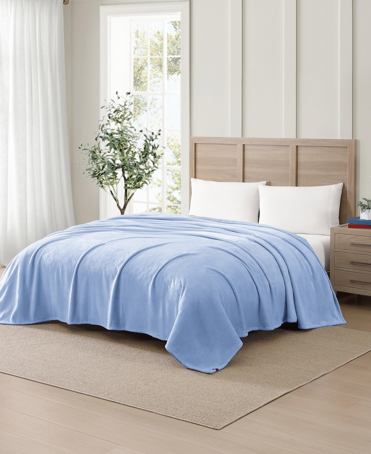 Tommy Hilfiger Solid Plush Blanket, Full/Queen