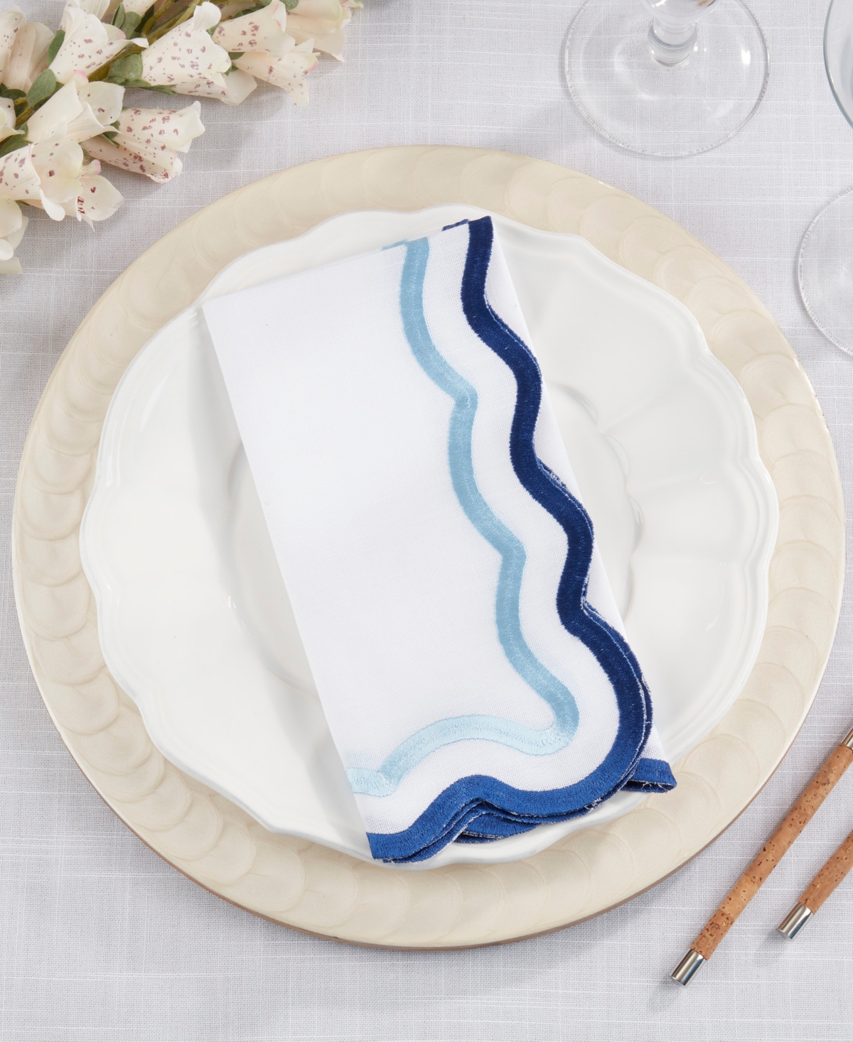 Saro Lifestyle Scalloped Border Napkin, Set of 4