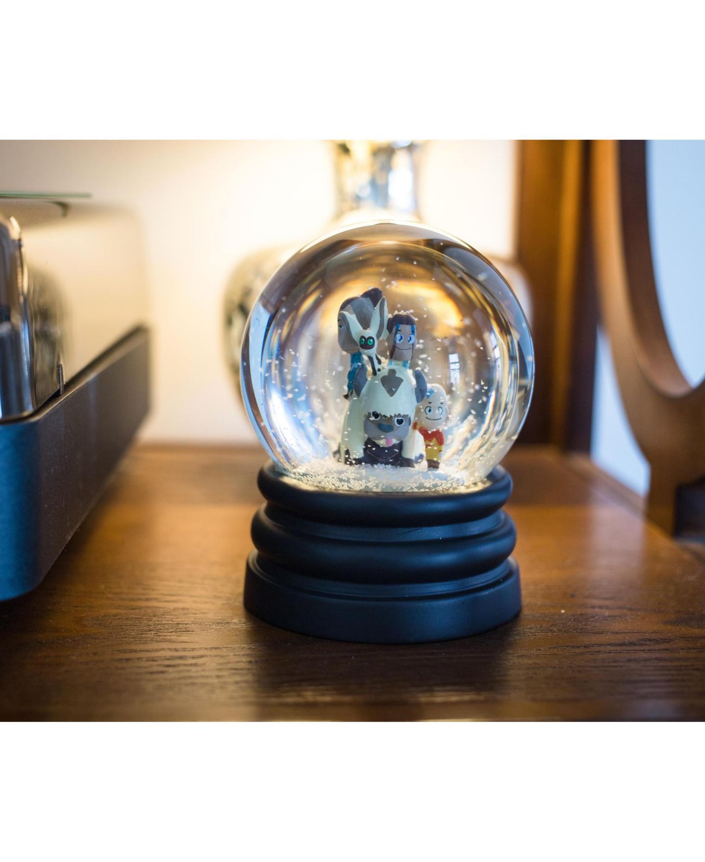 Детские фигурки Surreal Entertainment Avatar: The Last Airbender Snow Globe Collectible Display Piece 6 Inches Tall, цвет: Белый — фото 5