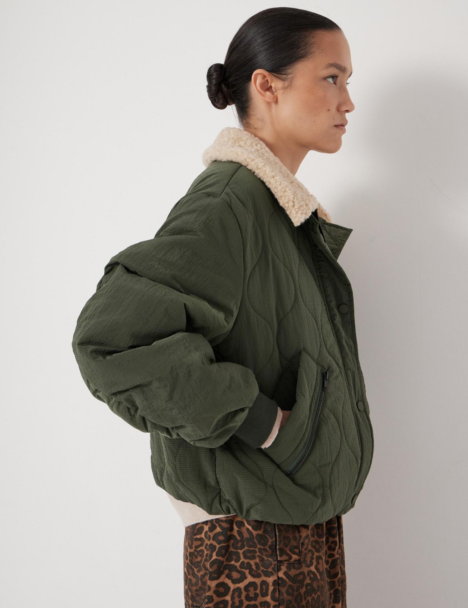 Women's Teddy Collar Quilted Bomber Jackets