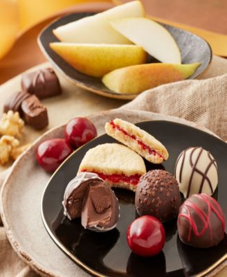 Holiday Deluxe Favorites Gift Basket, 17 Piece