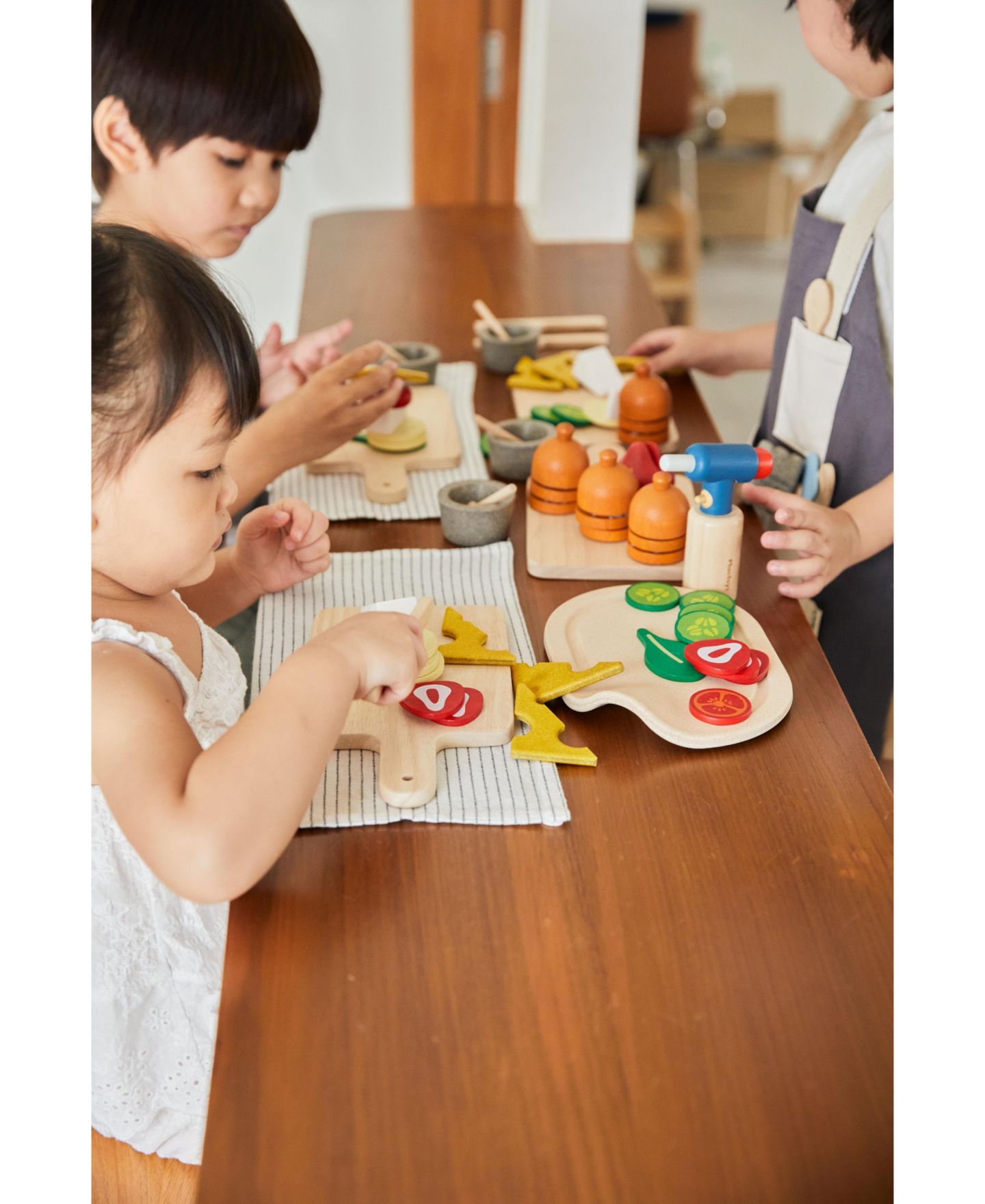 Детские игрушки PlanToys Charcuterie Board 11-Piece Set Cheese Board, Ages 2+ — фото 7