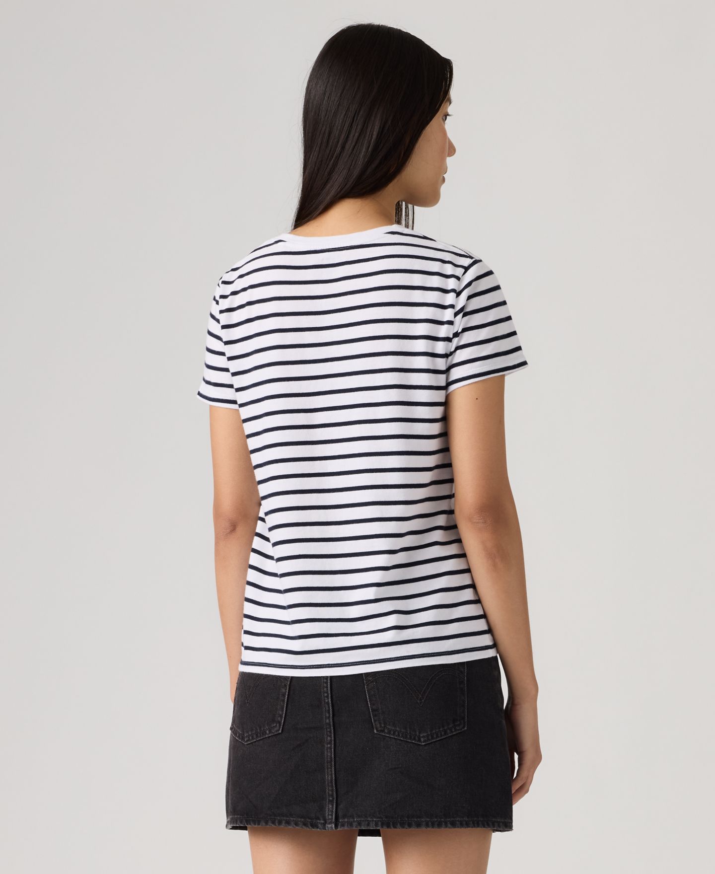 Женская футболка Levi's The Perfect Crew Neck Cotton, цвет: Полосатый белый тёмно-синий — фото 2