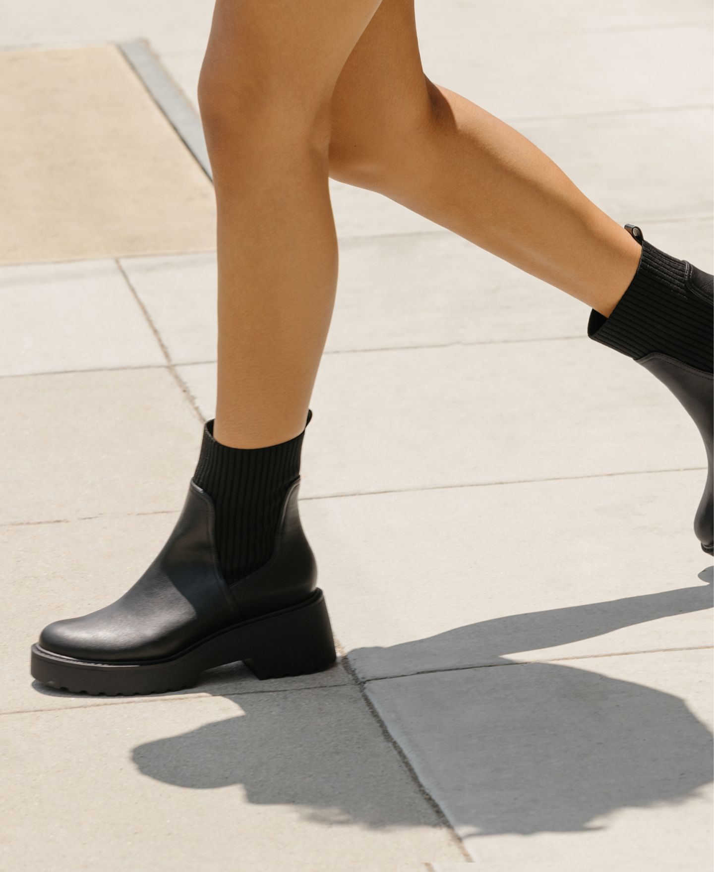 Женские ботинки DV Dolce Vita Zepplin Lug Sole Chelsea Booties, цвет: Чёрный гладкий — фото 5