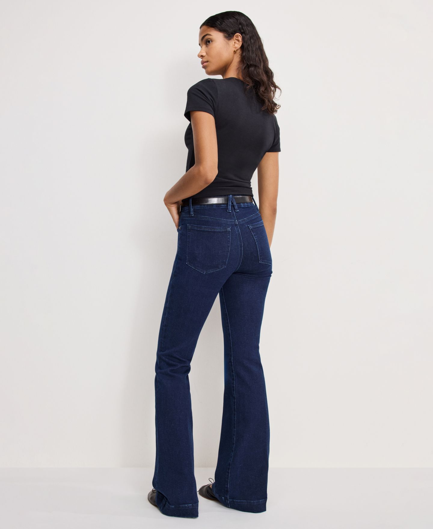 Женские джинсы Good American Good Legs Flare Compression, цвет: Индиго — фото 6