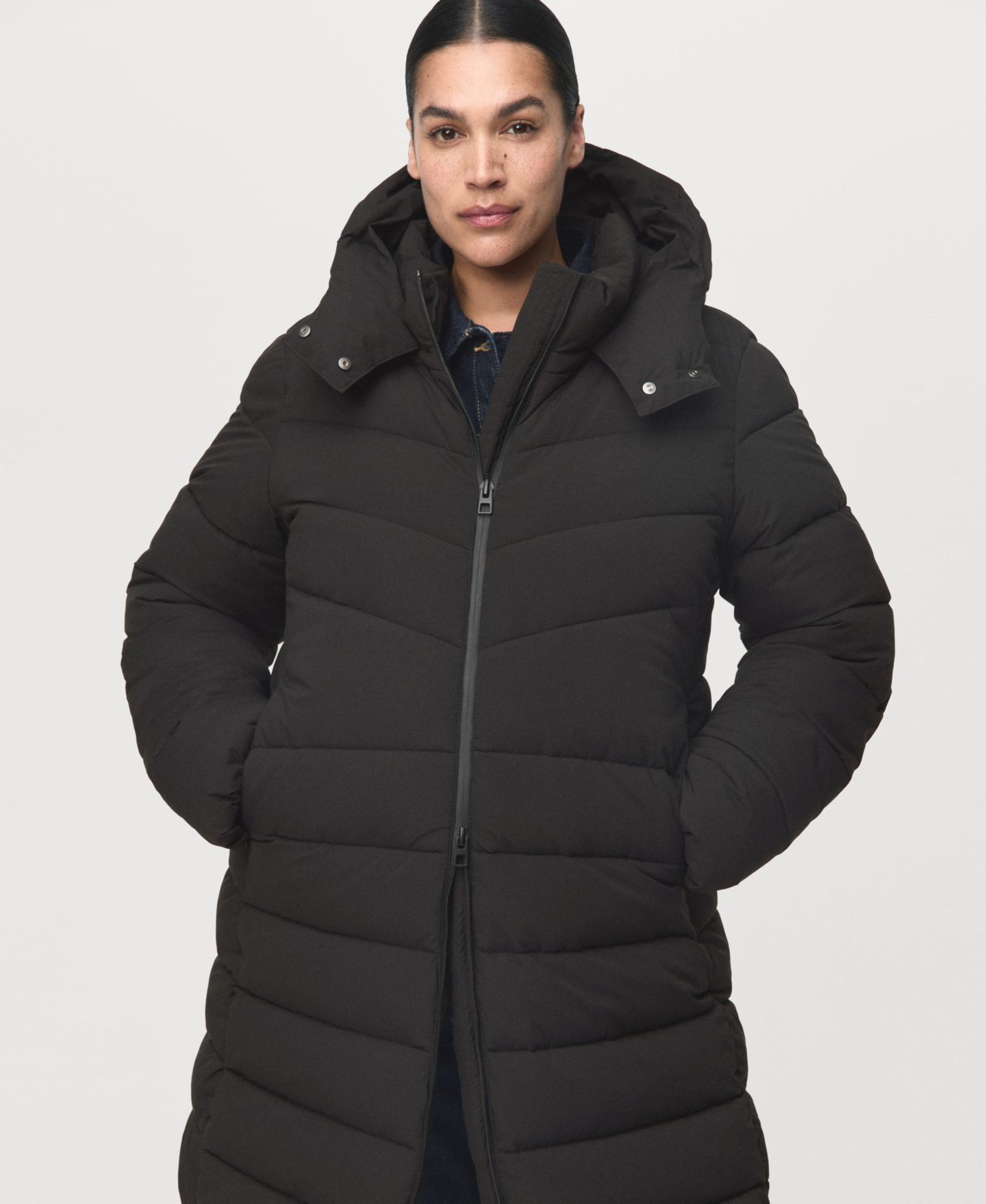 Женская куртка Mango Hood Midi Quilted Anorak, цвет: Чёрный — фото 6
