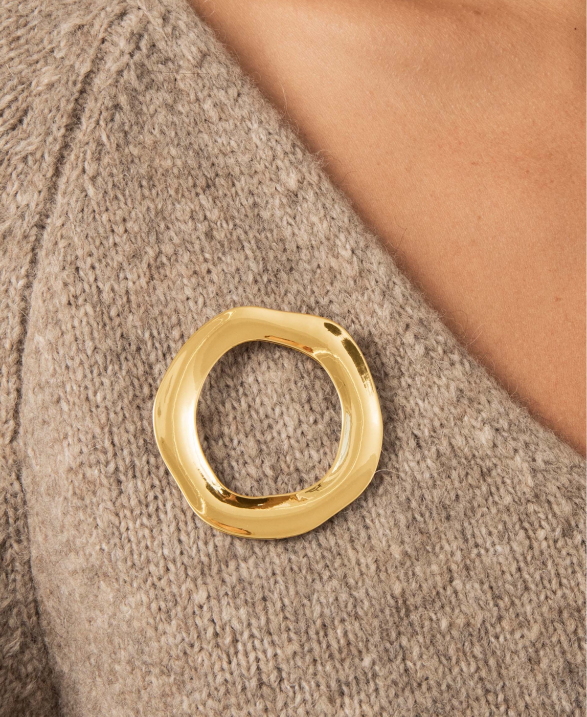 Ettika Open Circle Brooch
