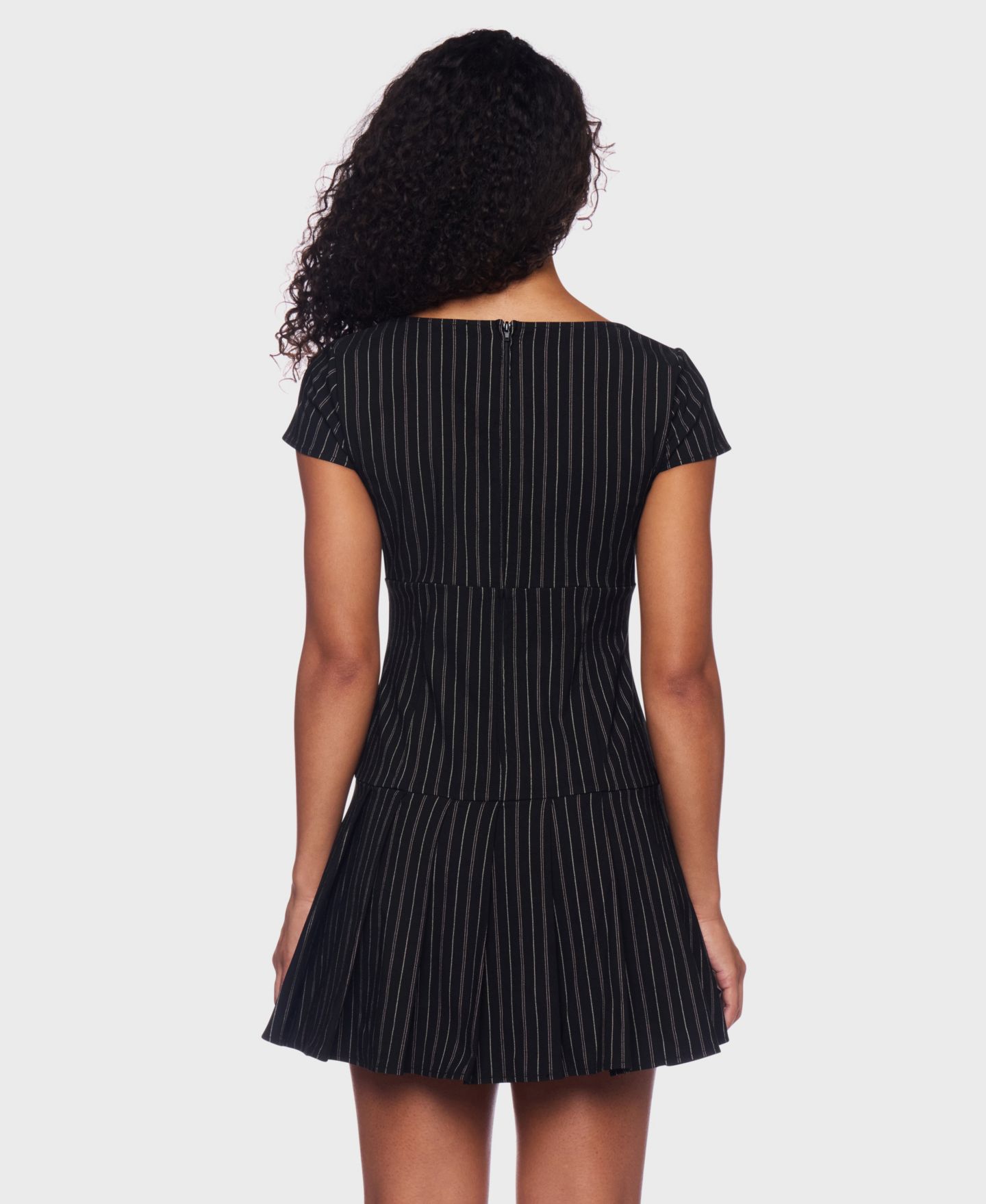 Женское платье B Darlin Juniors' Striped Pleated Mini, цвет: Чёрный — фото 5