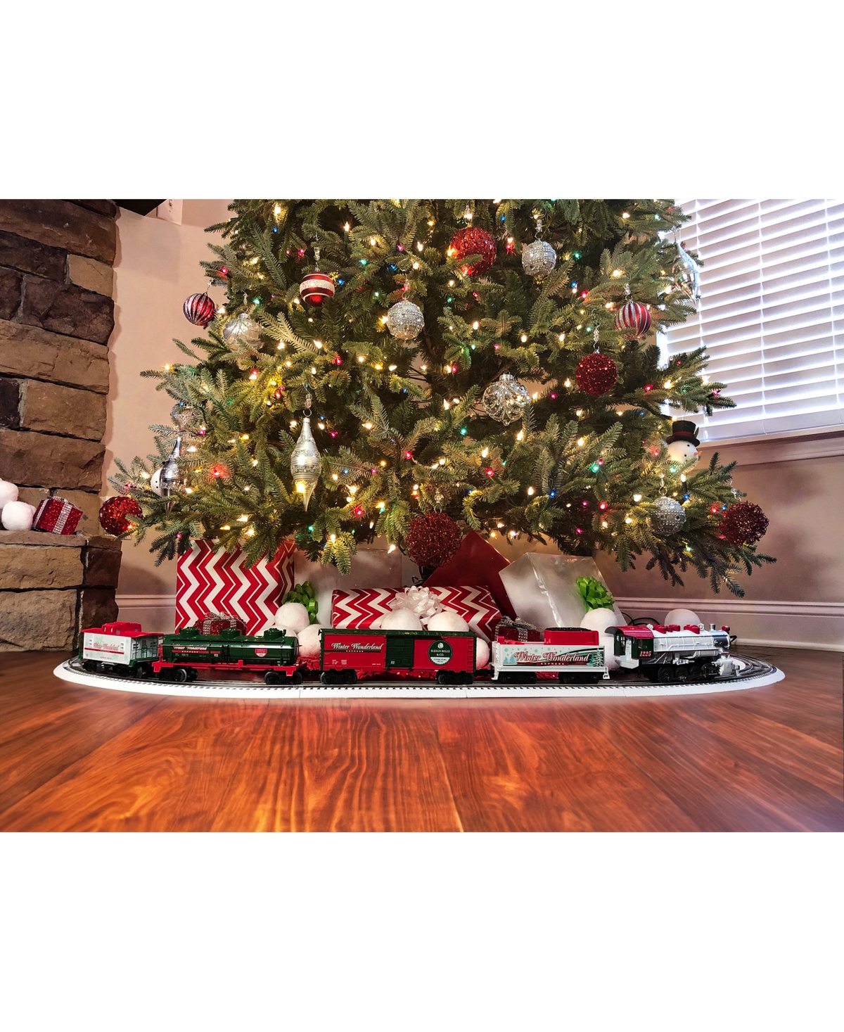 Lionel Winter Wonderland LionChief Set with Bluetooth 5.0 Train Set