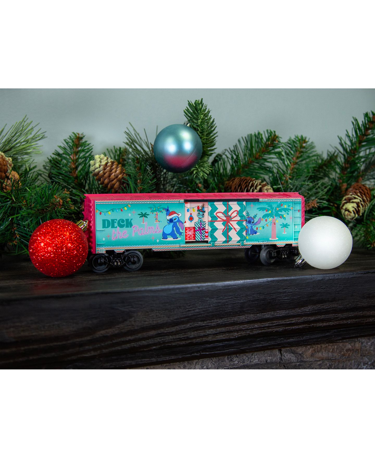 Детская игрушка Lionel O Gauge Disney Stitch Decking the Palms Christmas Boxcar — фото 3