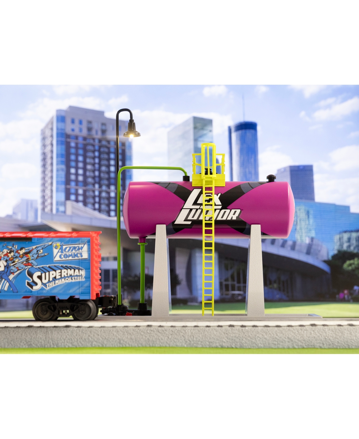 Lionel Dc Comics Lexcorp Kryptonite Plug-Expand-Play Elevated Tank O Gauge Model Train Accessory