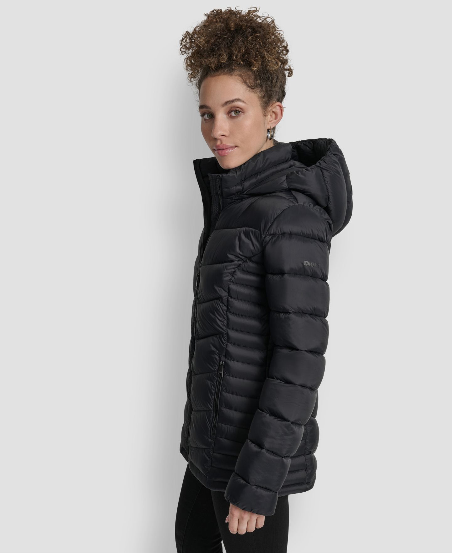 Женская куртка DKNY Chevron-Quilted Full-Zip Puffer, цвет: Чёрный — фото 4